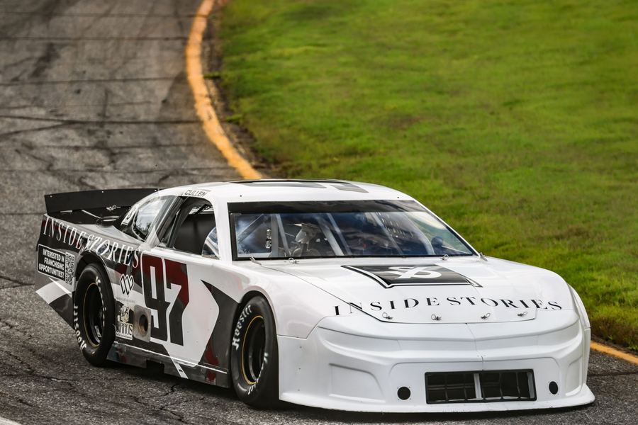 The #97 head-on through the corner